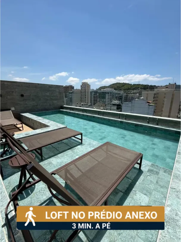 Espreguiçadeiras à beira da piscina, com vista para Icaraí — Loft Icaraí, Niterói