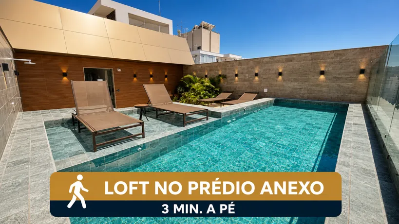 Piscina no rooftop do prédio do Loft Icaraí