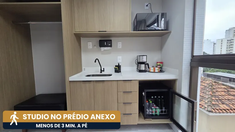 Cozinha compacta com micro-ondas, cafeteira e frigobar — Studio Icaraí, Niterói