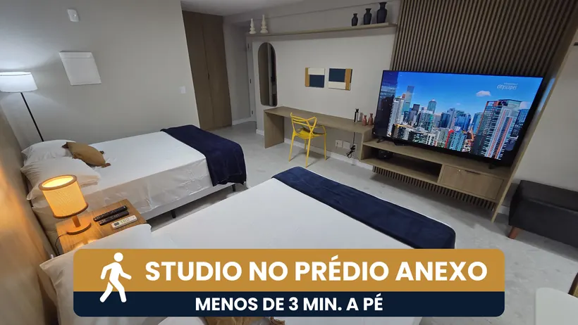 Smart TV, escrivaninha e duas camas de casal — Studio Icaraí, Niterói